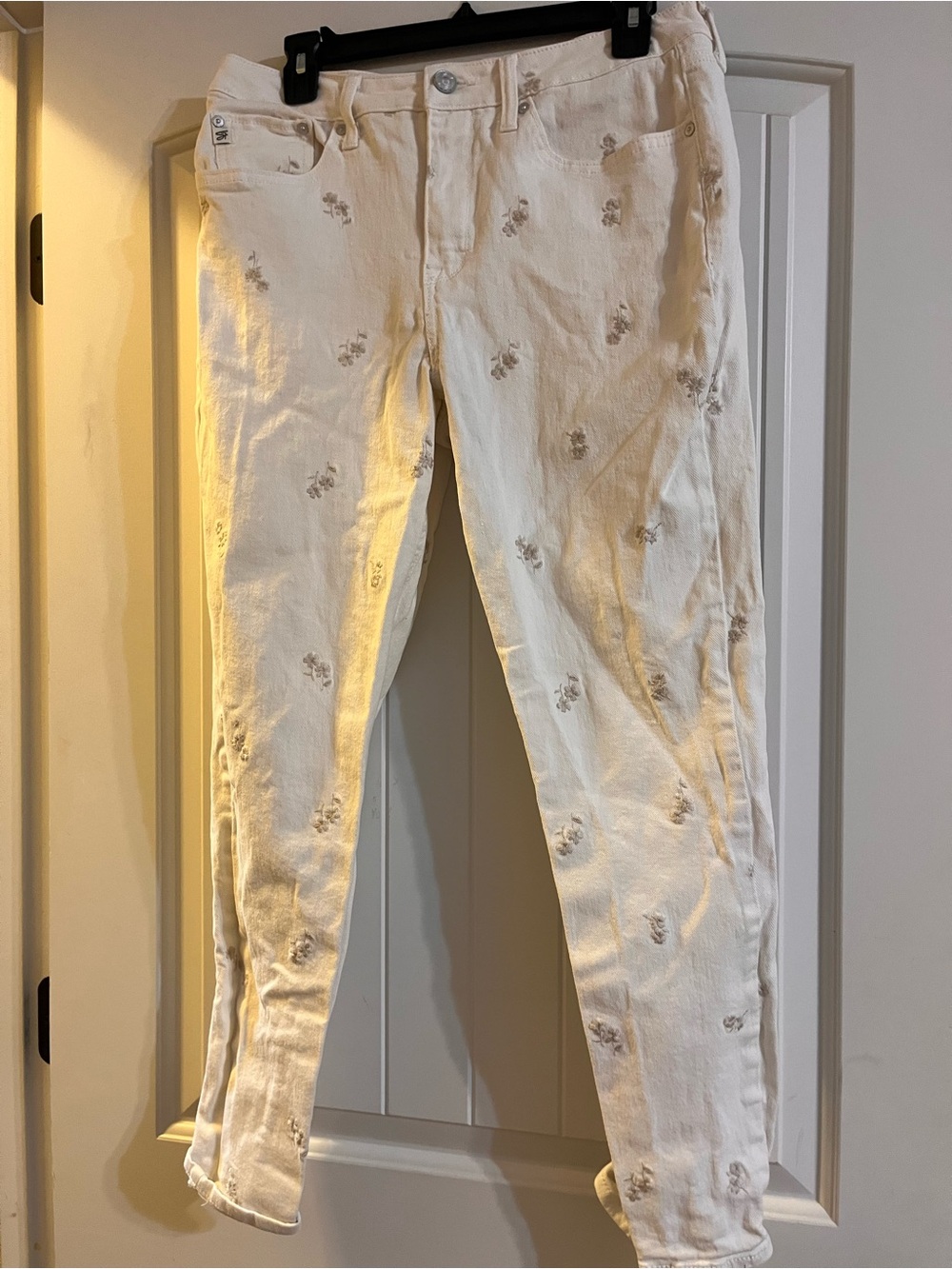 Women’s Seven7 White Straight Leg Jeans with Subtle Embroidery